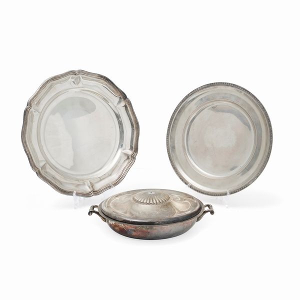 Due piatti-centrotavola ed una zuppiera in argento, Italia, XX secolo  - Asta Argenti - Associazione Nazionale - Case d'Asta italiane