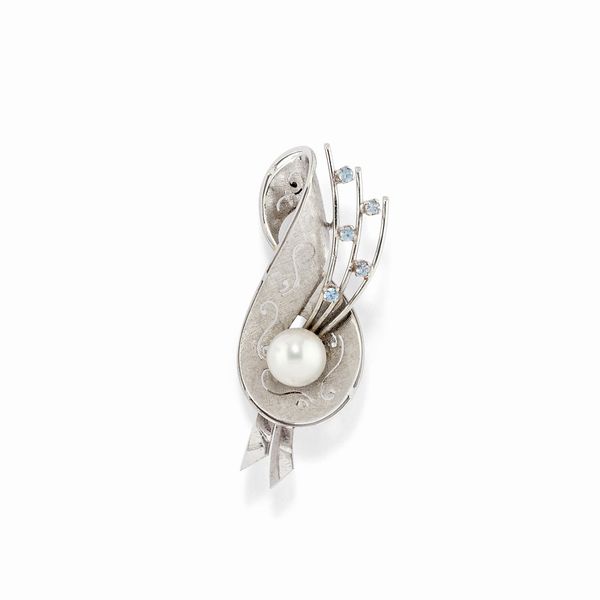 Una spilla e un anello in oro bianco 18K, pietre azzurre e perle  - Asta Argenti - Associazione Nazionale - Case d'Asta italiane