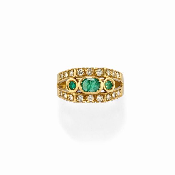 Anello in oro giallo 18K con smeraldi e diamanti  - Asta Argenti - Associazione Nazionale - Case d'Asta italiane