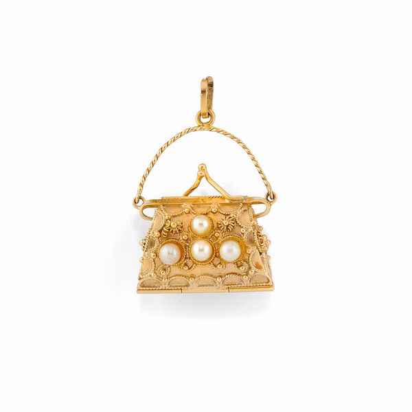 Quattro spille e tre pendenti in oro giallo 18K, perle, pietre colorate, diamanti e smalti  - Asta Argenti - Associazione Nazionale - Case d'Asta italiane