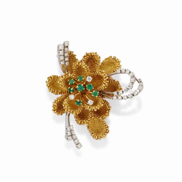 Spilla in oro bicolore 18K con diamanti e smeraldi, 1960 circa  - Asta Argenti - Associazione Nazionale - Case d'Asta italiane