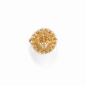 Otto anelli in oro giallo 18K, pietre colorate e perle  - Asta Argenti - Associazione Nazionale - Case d'Asta italiane