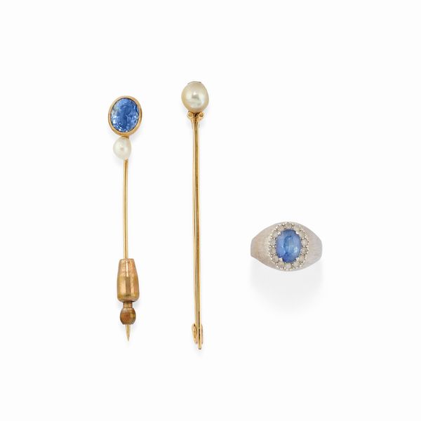 Due spilloni e un anello in oro bianco e giallo 18K, perle, zaffiri e diamanti  - Asta Gioielli - Associazione Nazionale - Case d'Asta italiane