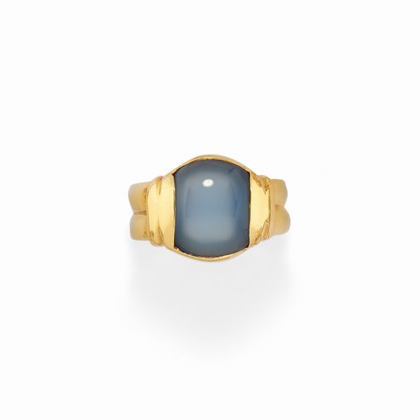 Tre anelli in oro giallo 18K, zaffiri, diamanti, perle e calcedonio  - Asta Gioielli - Associazione Nazionale - Case d'Asta italiane