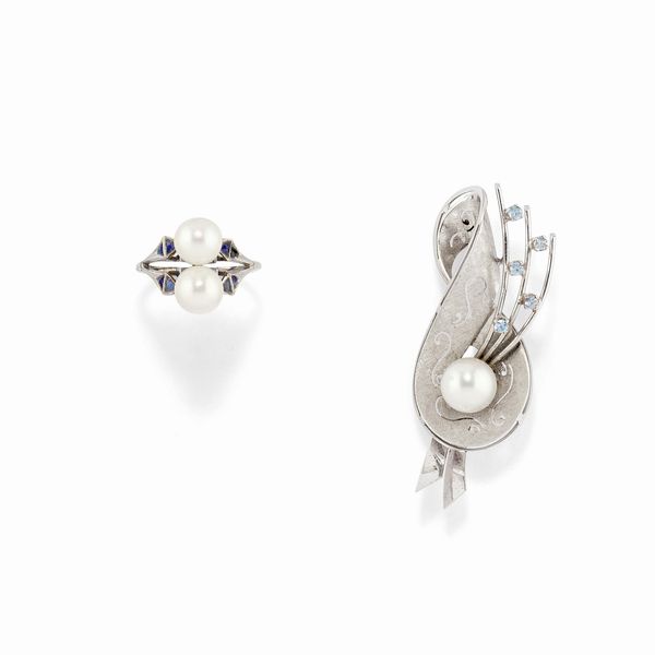 Una spilla e un anello in oro bianco 18K, pietre azzurre e perle  - Asta Gioielli - Associazione Nazionale - Case d'Asta italiane