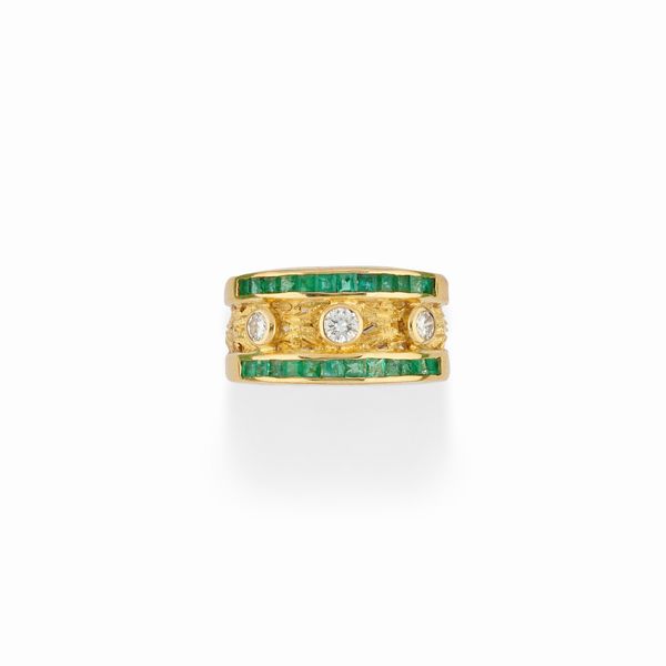 Anello in oro giallo 18K, diamanti e smeraldi  - Asta Gioielli - Associazione Nazionale - Case d'Asta italiane