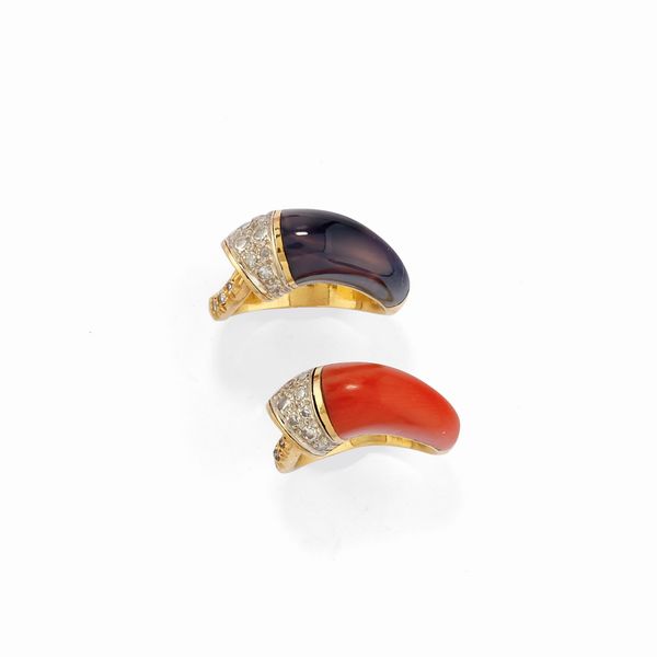 Due anelli in oro bicolore 18k, corallo, pietra dura e diamanti  - Asta Gioielli - Associazione Nazionale - Case d'Asta italiane