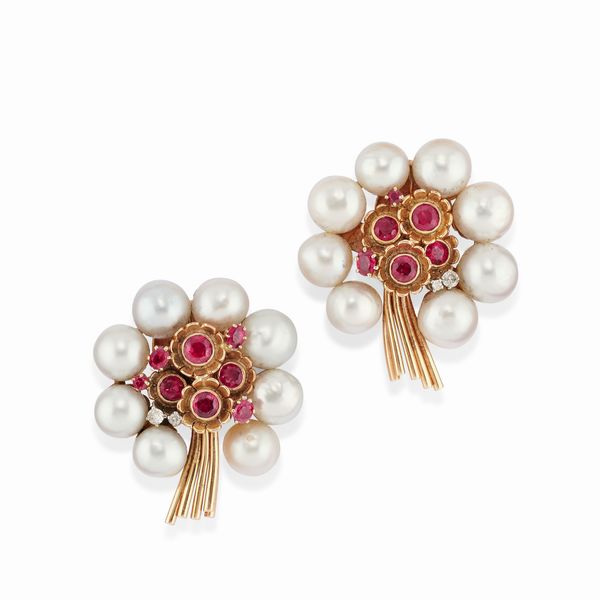 Orecchini in oro rosso 18K, perle, rubini e diamanti, 1940 circa  - Asta Gioielli - Associazione Nazionale - Case d'Asta italiane