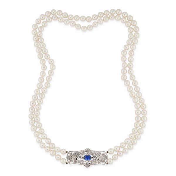 Collana in oro bianco 18k, perle coltivate, diamanti e zaffiro sintetico  - Asta Gioielli - Associazione Nazionale - Case d'Asta italiane