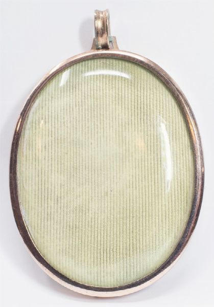 Pendente portafoto ovale in argento dorato  - Asta Gioielli e Orologi - Associazione Nazionale - Case d'Asta italiane