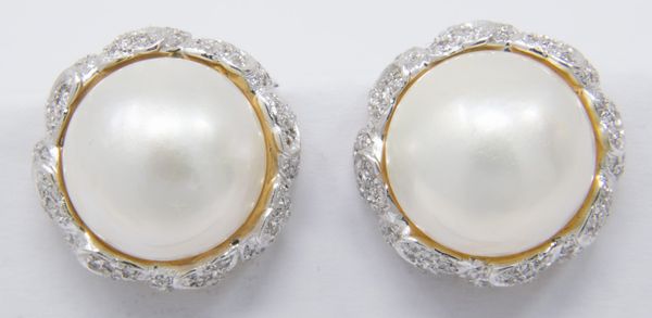 Orecchini a clips in oro bianco, con perle Mabe e brillanti  - Asta Gioielli e Orologi - Associazione Nazionale - Case d'Asta italiane