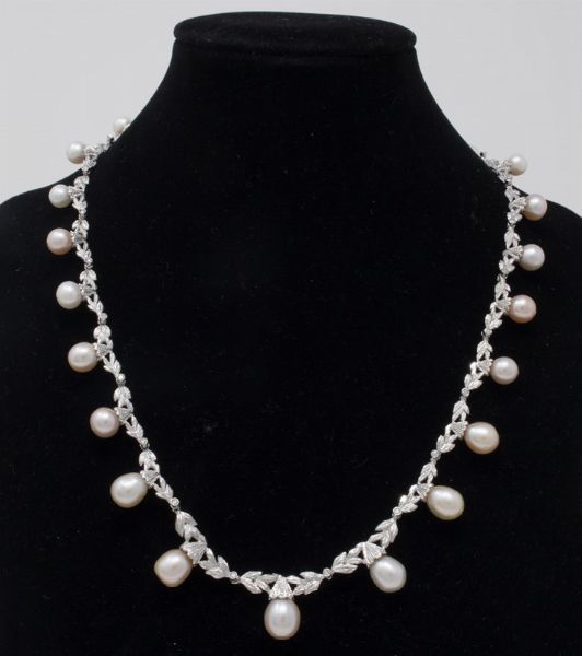 Collana girocollo in oro bianco con perle e piccoli diamanti  - Asta Gioielli e Orologi - Associazione Nazionale - Case d'Asta italiane