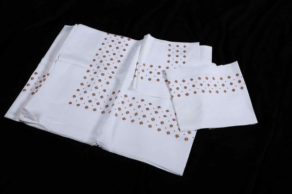 Lenzuolo con due federe  - Asta Tappeti - Associazione Nazionale - Case d'Asta italiane