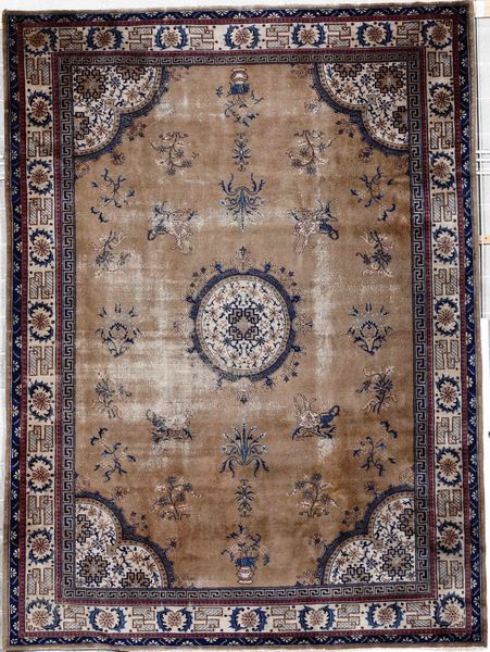 Tappeto Cina XX secolo campo tabacco con medaglione centrale e angolari, particolare la bordura chiara con fiori e foglie  - Asta Tappeti - Associazione Nazionale - Case d'Asta italiane