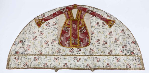 Lotto formato da paramenti sacri. Inizio XX secolo  - Asta Tappeti - Associazione Nazionale - Case d'Asta italiane