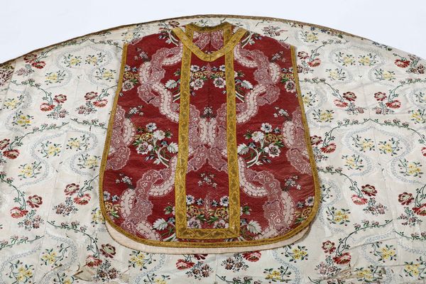 Lotto formato da paramenti sacri. Inizio XX secolo  - Asta Tappeti - Associazione Nazionale - Case d'Asta italiane