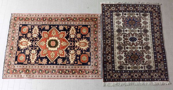 Lotto di tre tappeti Caucaso XX secolo  - Asta Tappeti - Associazione Nazionale - Case d'Asta italiane