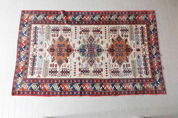 Lotto di tre tappeti Caucaso XX secolo  - Asta Tappeti - Associazione Nazionale - Case d'Asta italiane