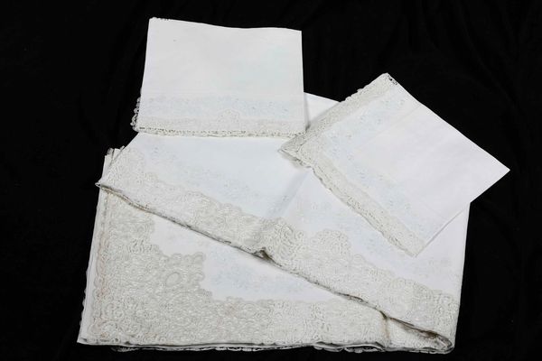 Lenzuolo e due federe  - Asta Tappeti - Associazione Nazionale - Case d'Asta italiane