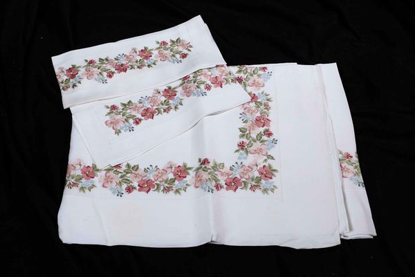 Lenzuolo con due federe  - Asta Tappeti - Associazione Nazionale - Case d'Asta italiane