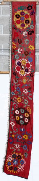 Tessuto Suzani, est Turkestan fine XIX inizioi XX secolo  - Asta Tappeti - Associazione Nazionale - Case d'Asta italiane