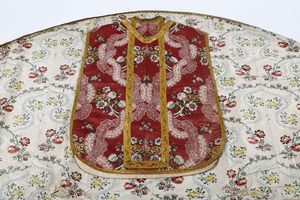 Lotto formato da paramenti sacri. Inizio XX secolo  - Asta Tappeti - Associazione Nazionale - Case d'Asta italiane