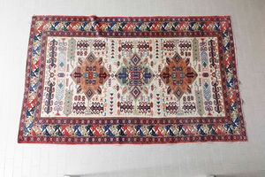 Lotto di tre tappeti Caucaso XX secolo  - Asta Tappeti - Associazione Nazionale - Case d'Asta italiane