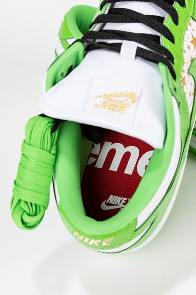 ,NIKE : Dunk SB Low Supreme Stars Mean Green - Taglia US 11 EUR 45  - Asta Sneakerhead: la prima asta di sneakers in Italia - Associazione Nazionale - Case d'Asta italiane