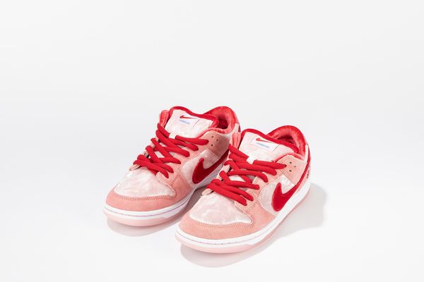 ,NIKE : Dunk SB Low StrangeLove Skateboards - Taglia US 6.5 EUR 39  - Asta Sneakerhead: la prima asta di sneakers in Italia - Associazione Nazionale - Case d'Asta italiane