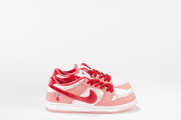 ,NIKE : Dunk SB Low StrangeLove Skateboards - Taglia US 6.5 EUR 39  - Asta Sneakerhead: la prima asta di sneakers in Italia - Associazione Nazionale - Case d'Asta italiane
