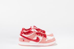 ,NIKE : Dunk SB Low StrangeLove Skateboards - Taglia US 6.5 EUR 39  - Asta Sneakerhead: la prima asta di sneakers in Italia - Associazione Nazionale - Case d'Asta italiane