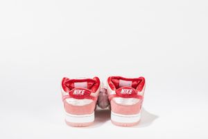 ,NIKE : Dunk SB Low StrangeLove Skateboards - Taglia US 6.5 EUR 39  - Asta Sneakerhead: la prima asta di sneakers in Italia - Associazione Nazionale - Case d'Asta italiane