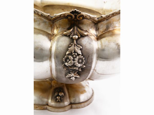 Monumentale centrotavola in argento, Cesa Alessandria  - Asta House Sale: Un'elegante casa fiorentina - Associazione Nazionale - Case d'Asta italiane