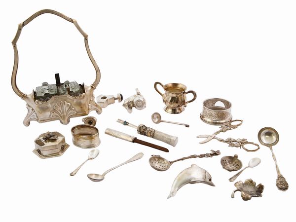 Lotto di ninnoli e curiosit� in argento  - Asta House Sale: Un'elegante casa fiorentina - Associazione Nazionale - Case d'Asta italiane