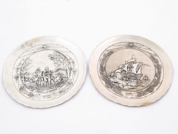 Due piatti commemorativi in argento sterling 925/1000  - Asta House Sale: Un'elegante casa fiorentina - Associazione Nazionale - Case d'Asta italiane