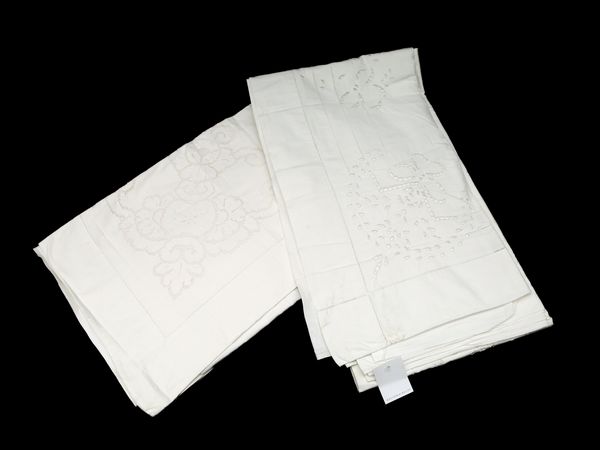 Due lenzuola matrimoniali in lino bianco  - Asta House Sale: Un'elegante casa fiorentina - Associazione Nazionale - Case d'Asta italiane