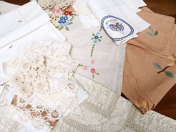 Lotto di tovaglie in lino e centrini  - Asta House Sale: Un'elegante casa fiorentina - Associazione Nazionale - Case d'Asta italiane