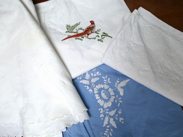 Quattro tovaglie rotonde in lino e contone  - Asta House Sale: Un'elegante casa fiorentina - Associazione Nazionale - Case d'Asta italiane