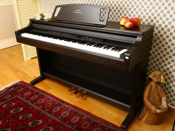 Pianoforte elettrico a parete Yamaha Clavinova CLP 860  - Asta House Sale: Un'elegante casa fiorentina - Associazione Nazionale - Case d'Asta italiane