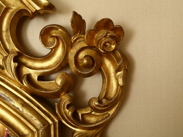 Grande specchiera con cornice in legno intagliato e dorato  - Asta House Sale: Un'elegante casa fiorentina - Associazione Nazionale - Case d'Asta italiane