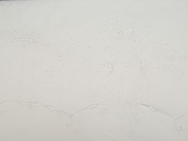 Tovaglia in lino bianco ricamata  - Asta House Sale: Un'elegante casa fiorentina - Associazione Nazionale - Case d'Asta italiane