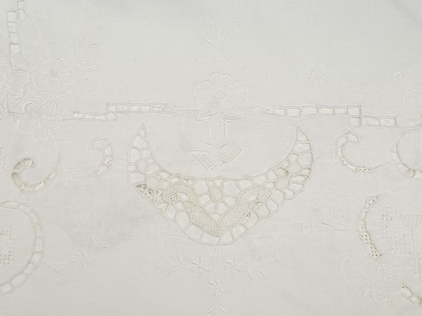 Tovaglia in lino bianco ricamata a mano  - Asta House Sale: Un'elegante casa fiorentina - Associazione Nazionale - Case d'Asta italiane