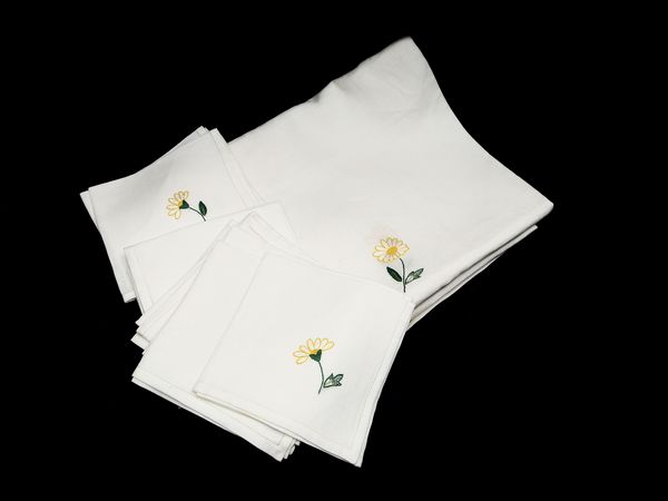 Tovaglia in lino bianco ricamata  - Asta House Sale: Un'elegante casa fiorentina - Associazione Nazionale - Case d'Asta italiane