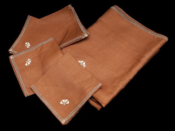 Tovaglia in lino marrone  - Asta House Sale: Un'elegante casa fiorentina - Associazione Nazionale - Case d'Asta italiane