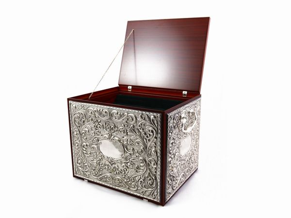 Scrigno in mogano rivestito in argento  - Asta House Sale: Un'elegante casa fiorentina - Associazione Nazionale - Case d'Asta italiane