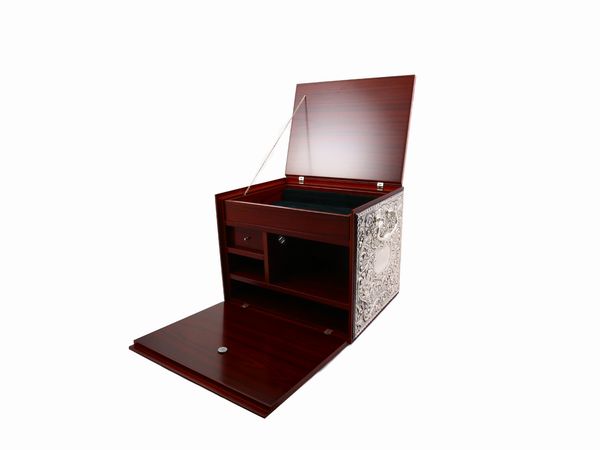 Scrigno in mogano rivestito in argento  - Asta House Sale: Un'elegante casa fiorentina - Associazione Nazionale - Case d'Asta italiane