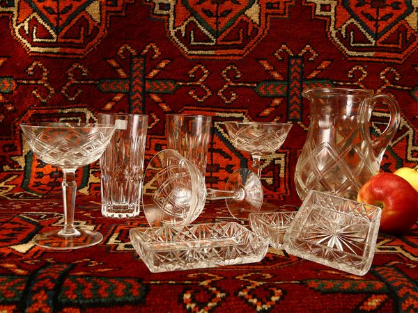 Assortimento di bicchieri e accessori per la tavola in vetro e cristallo  - Asta House Sale: Un'elegante casa fiorentina - Associazione Nazionale - Case d'Asta italiane