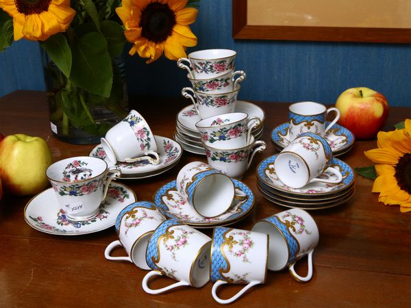 Due set di tazzine da caff� in porcellana policroma  - Asta House Sale: Un'elegante casa fiorentina - Associazione Nazionale - Case d'Asta italiane