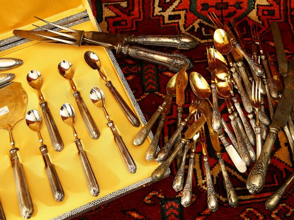 Miscellanea di posate con manici rivestiti in argento e metallo argentato  - Asta House Sale: Un'elegante casa fiorentina - Associazione Nazionale - Case d'Asta italiane