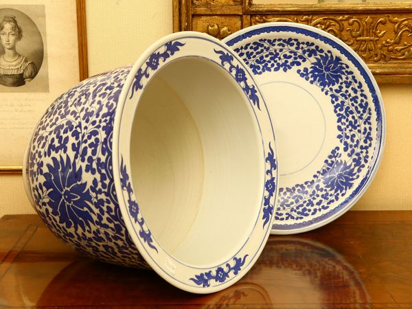 Portavasi in porcellana  - Asta House Sale: Un'elegante casa fiorentina - Associazione Nazionale - Case d'Asta italiane